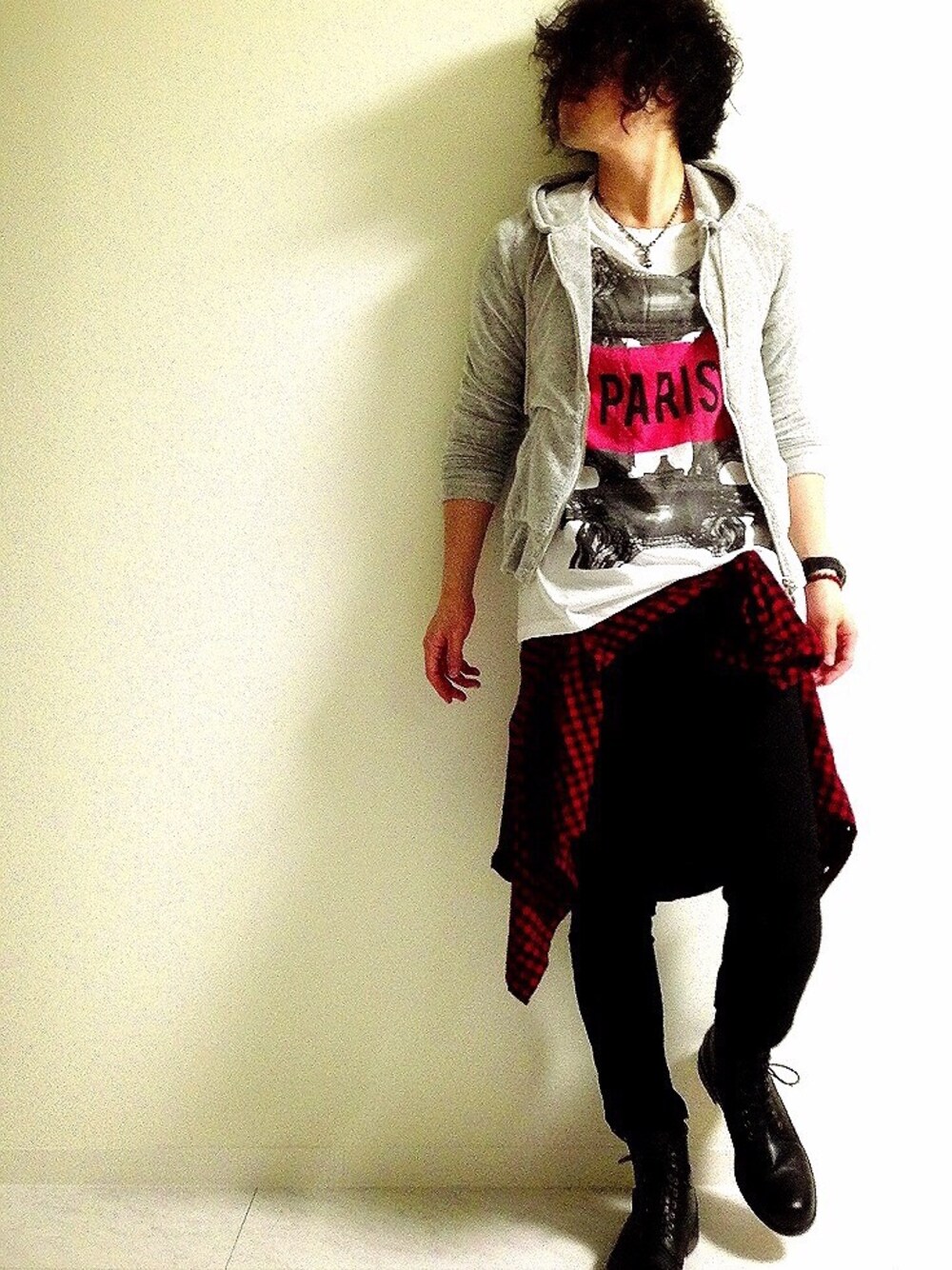 グレー系のパーカー、グレー系のパーカー、グレー系のパーカーを着用したメンズの秋コーディネートの1枚目の写真