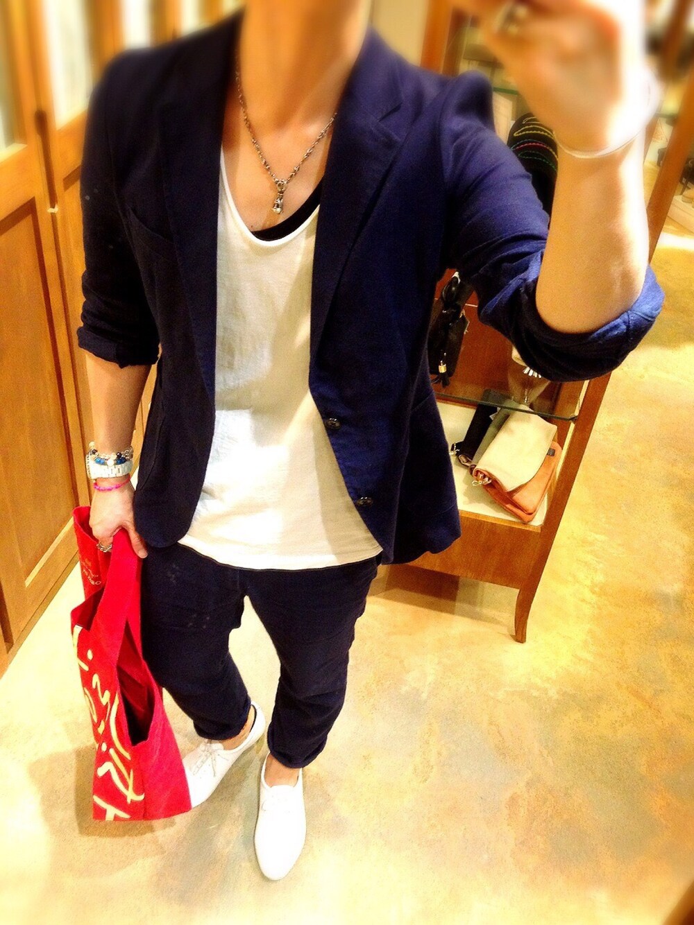 ブルー系のセットアップ、レッド系のトートバッグ、ホワイト系のTシャツ/カットソーを着用したメンズの春コーディネートの1枚目の写真