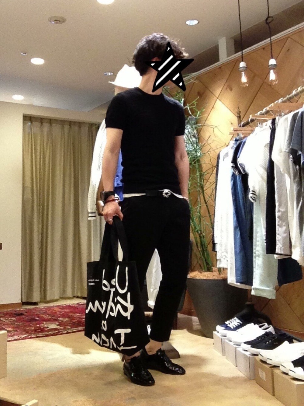 ブラック系のニット/セーター、ブラック系のトートバッグ、ブラック系のアナログ腕時計を着用したメンズの夏コーディネートの1枚目の写真