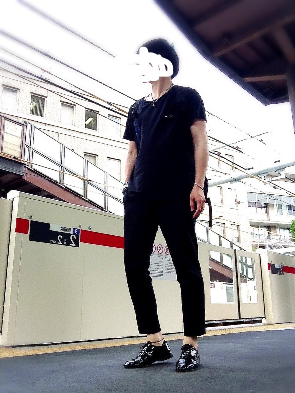 ブラック系のTシャツ/カットソー、その他のその他、ピンク系のその他を着用したメンズの夏コーディネートの1枚目の写真