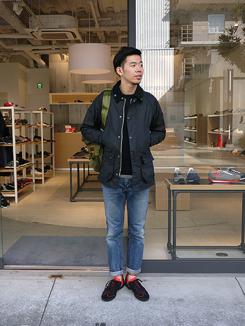 「オイルドジャケット、赤×黒、バブアー、barbour、スエードシューズ、黒スニーカー、Patrick、 パトリック、 ARTOIS、ブリーフィング」｜「PATRICKのARTOIS（アートイス）　ORG（スニーカー、ブラック系）」を使った、matsu_no_motoさん（メンズ・176cm）の秋コーディネートの1枚目の写真