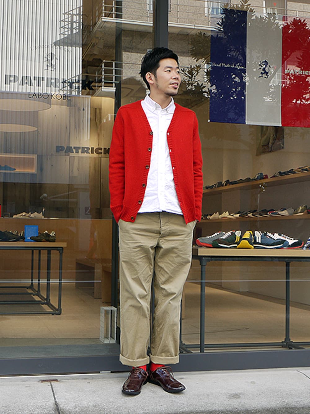 「ステンカラーコート、赤ニット、太めのパンツ、赤いカーディガン、Patrick、パトリック、革靴スニーカー」｜「PATRICKのステンカラーコート　NVY（ステンカラーコート、ブルー系）」を使った、matsu_no_motoさん（メンズ・176cm）の冬コーディネートの1枚目の写真