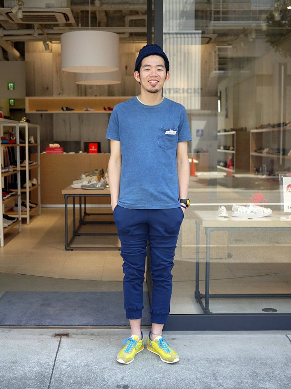 イエロー系のスニーカー、ブルー系のその他パンツを着用したメンズの春コーディネートの1枚目の写真