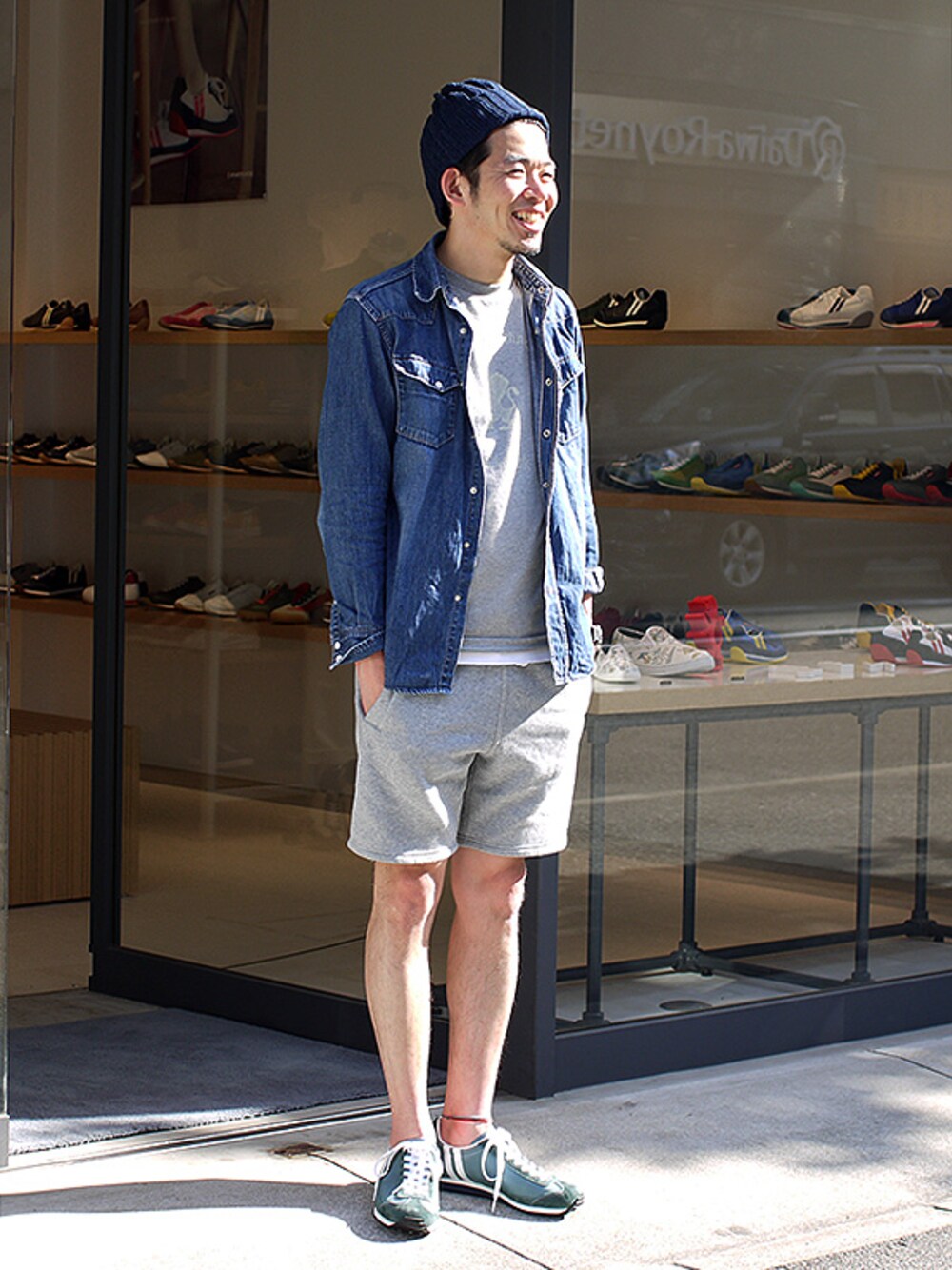 ブルー系のスニーカー、グレー系のTシャツ/カットソーを着用したメンズの春コーディネートの1枚目の写真