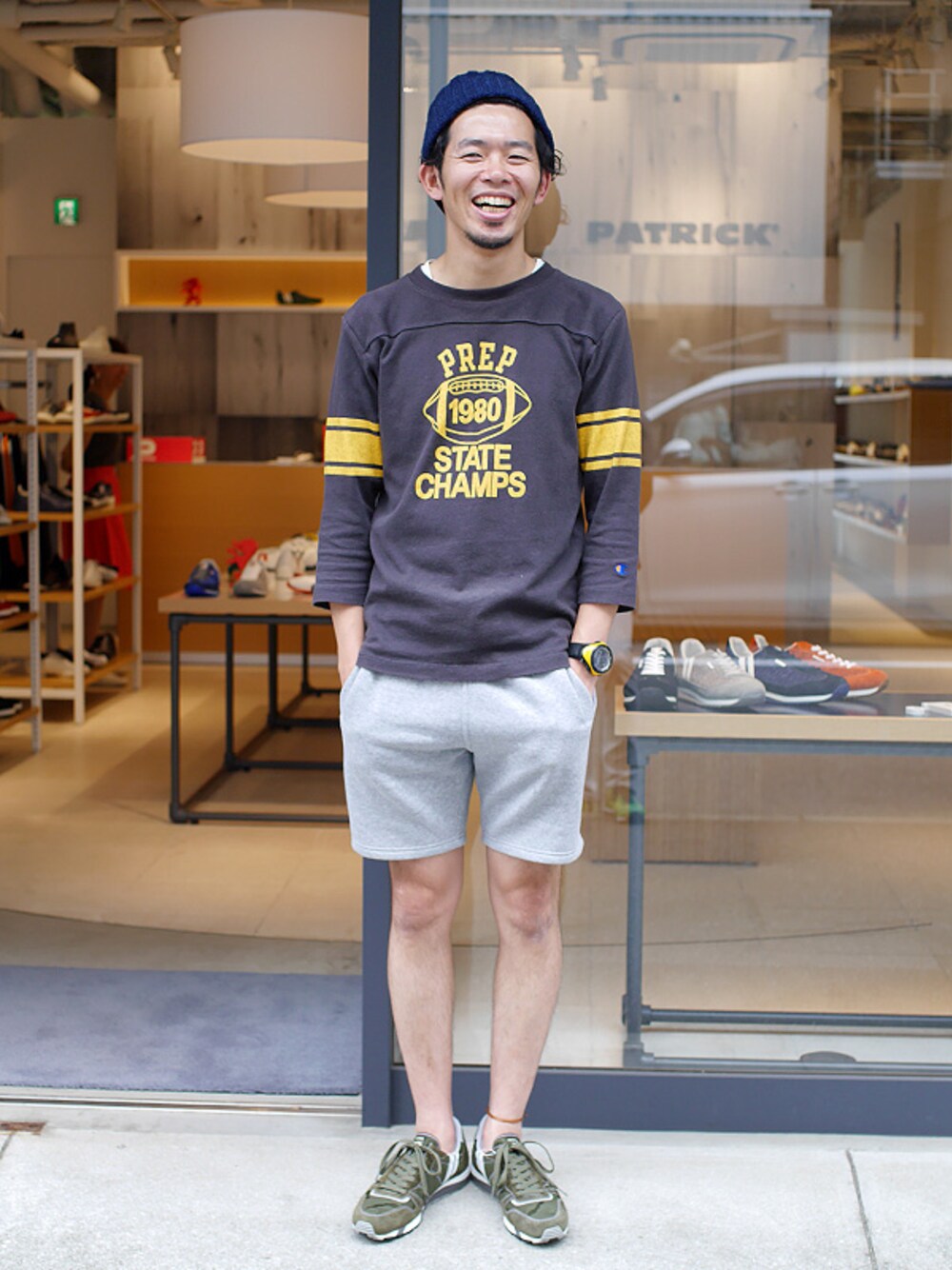 グリーン系のスニーカー、グリーン系のスニーカー、ブラック系のTシャツ/カットソーを着用したメンズの夏コーディネートの1枚目の写真