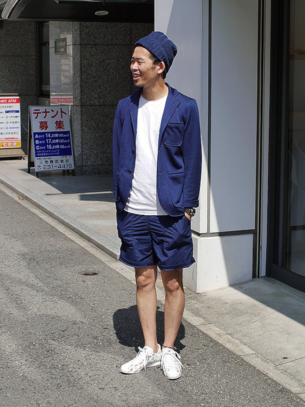ブルー系のテーラードジャケット、ホワイト系のスニーカー、ホワイト系のスニーカーを着用したメンズの夏コーディネートの1枚目の写真