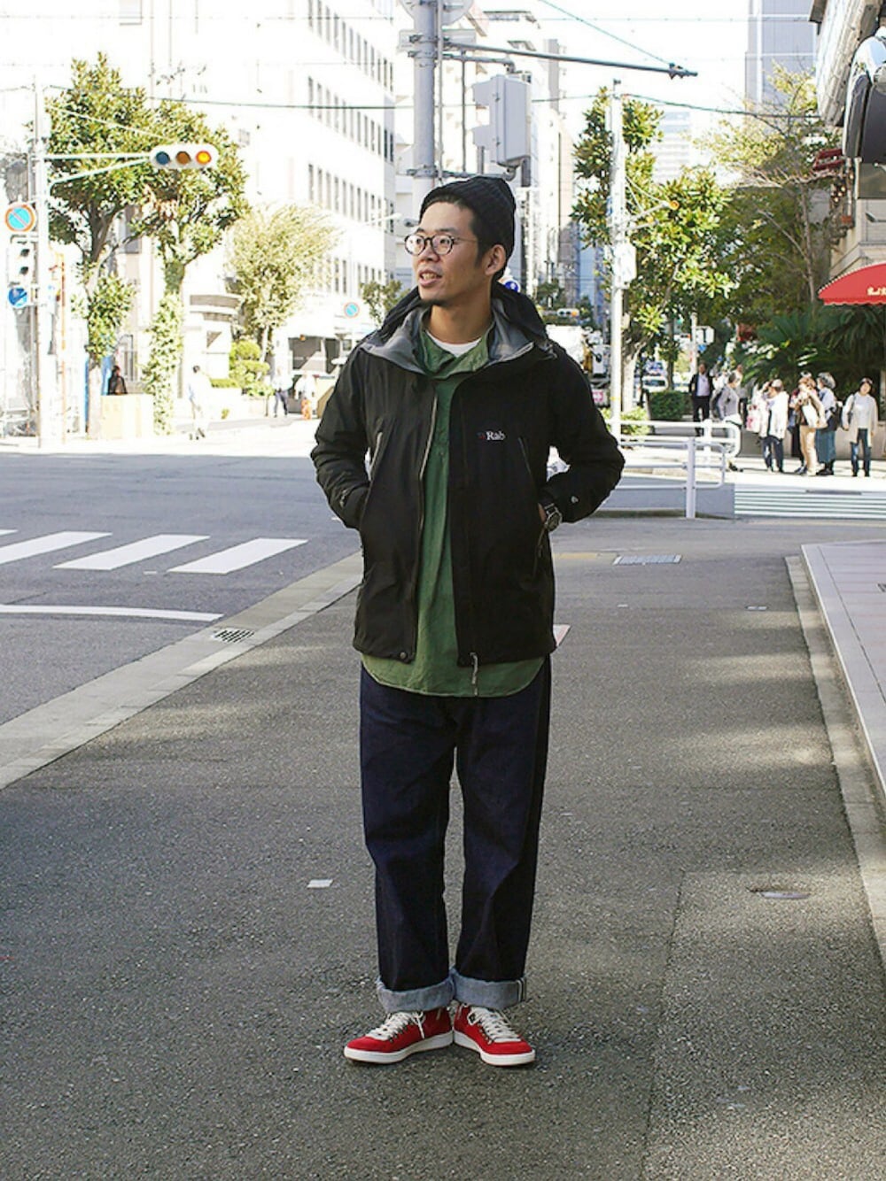 ブラック系のマウンテンパーカー、グリーン系のシャツ/ブラウス、ブルー系のデニムパンツを着用したメンズの秋コーディネートの1枚目の写真