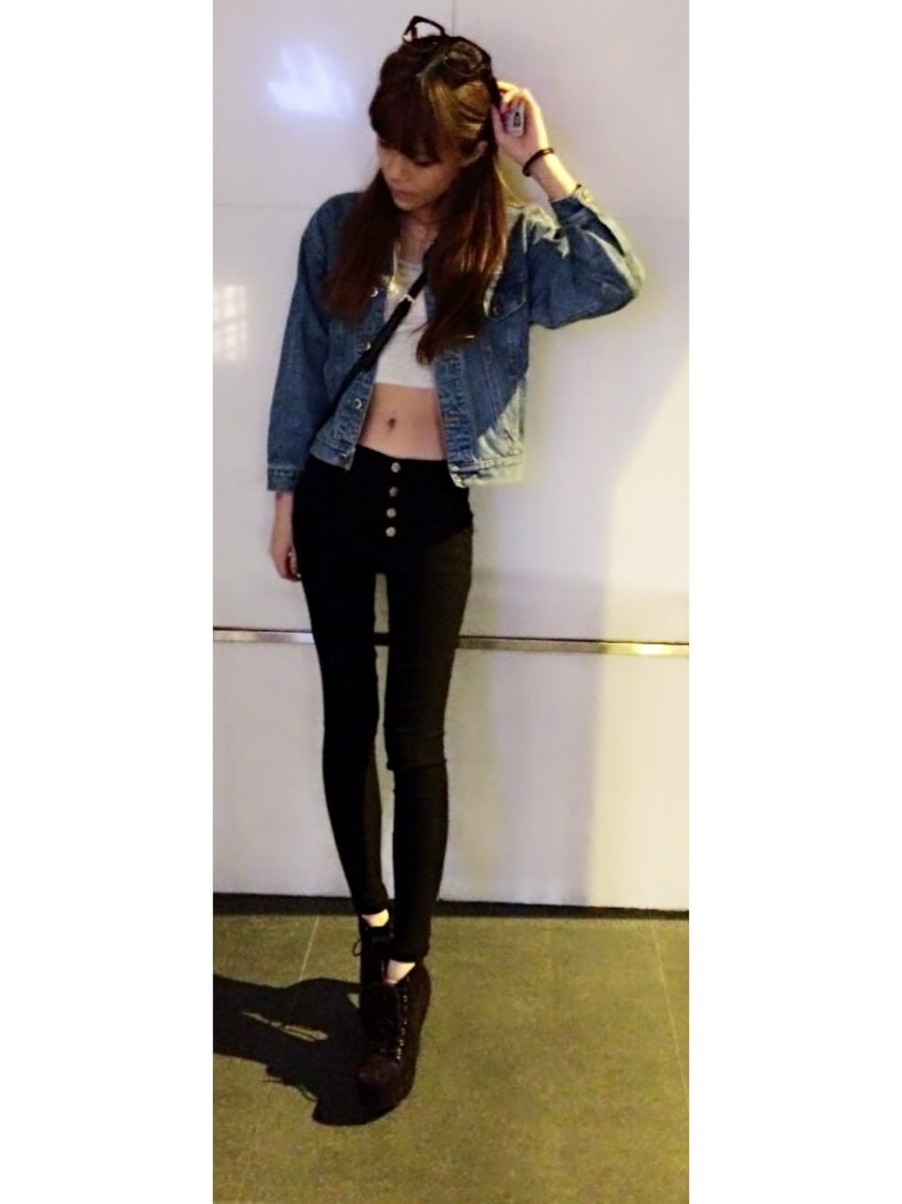 「korea、Hong Kong、STYLE、heels」｜「TOPSHOPのCROP TEE（Tシャツ/カットソー、グレー系）」を使った、jnfさん（レディース・170cm）の夏コーディネートの1枚目の写真