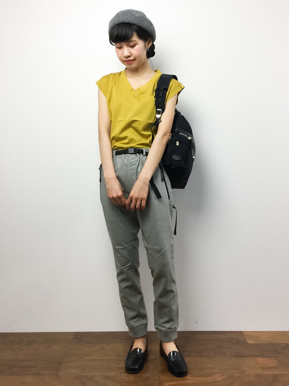 「カジュアル、シンプル、リュック、グレー、ベレー帽、イエロー、ローファー、大人カジュアル、ラフ、ラクチンコーデ」｜「PLAIN CLOTHINGの【PLAIN CLOTHING】Vネックカットソー（Tシャツ/カットソー、イエロー系）」を使った、hinaさん（レディース・163cm）の夏コーディネートの1枚目の写真