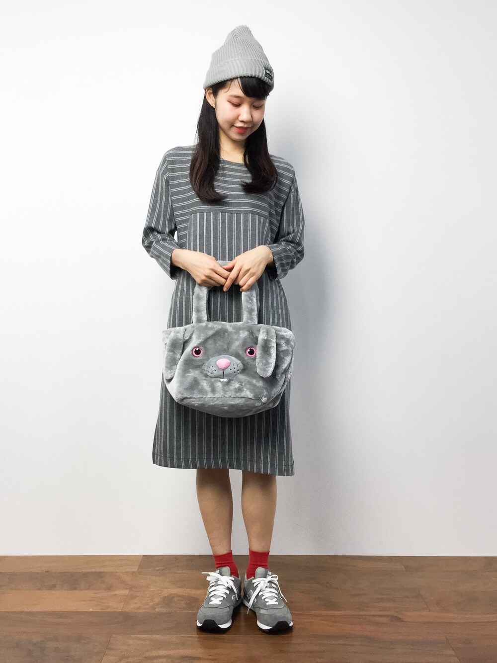 「トートバッグ、ワンピース、カジュアル、シンプル、グレー、ワントーンコーデ、ニット帽、ファー小物、秋コーデ、秋冬コーデ」｜「Afternoon TeaのEE51 ジャカードストライプ柄切り替えワンピース（ワンピース、グレー系）」を使った、hinaさん（レディース・163cm）の秋コーディネートの1枚目の写真
