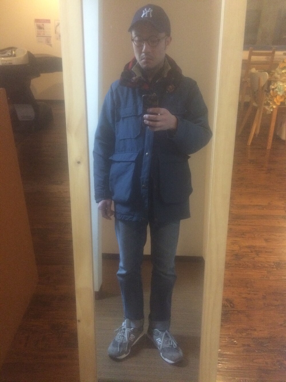 ブルー系のマウンテンパーカーを着用したメンズの春コーディネートの1枚目の写真