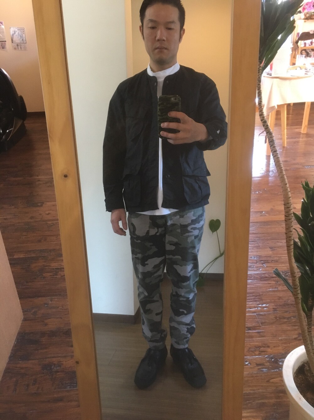 「Clarksのアイテム（モカシン/デッキシューズ、ブラック系）」を使った、キャサさん（メンズ・171cm）の秋コーディネートの1枚目の写真