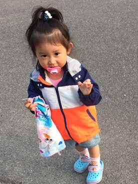 「ナイロンパーカー」｜「アイテム（オールインワン・サロペット）」を使った、yurasmileさん（キッズ・80cm）の春コーディネート