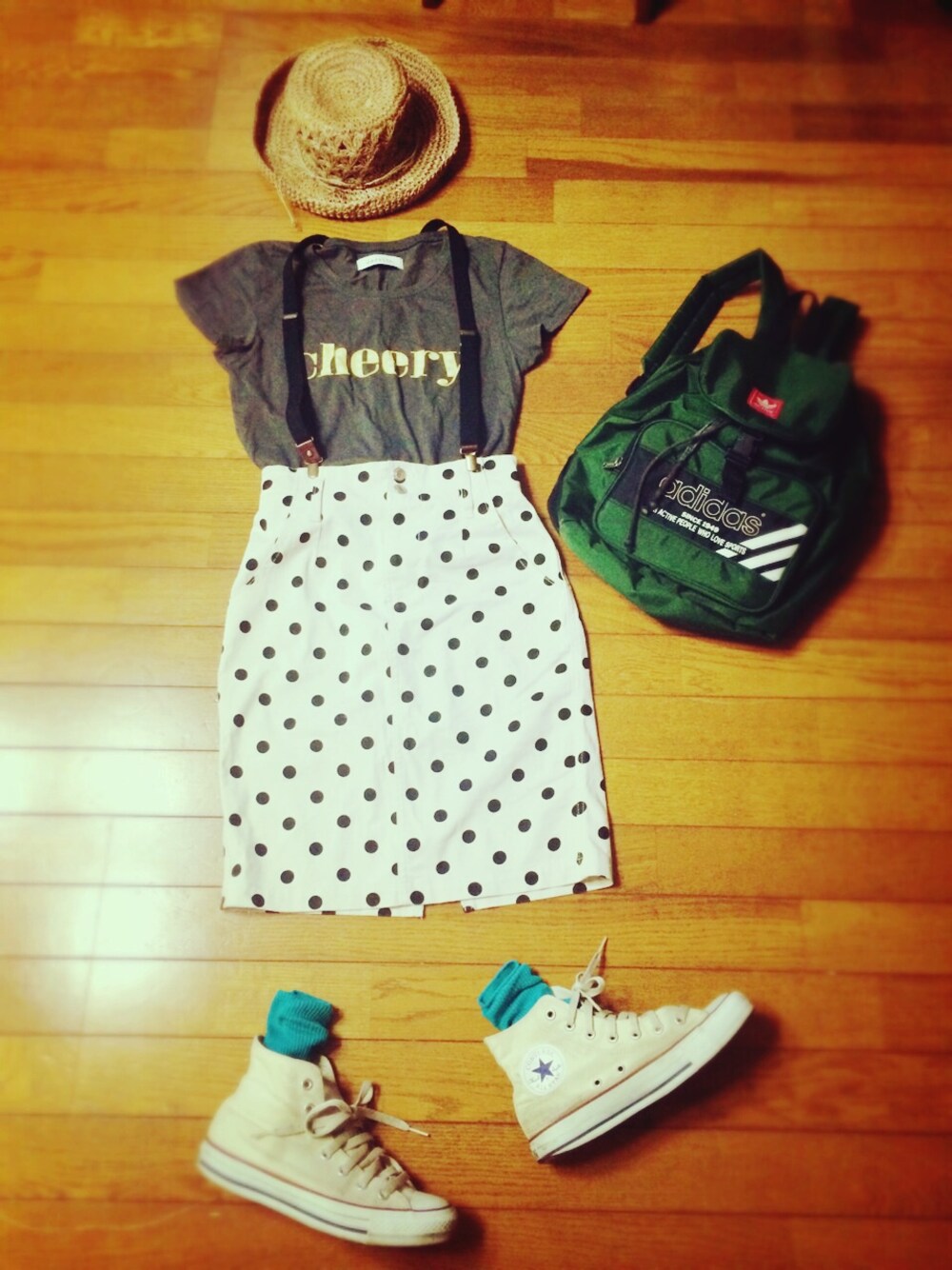 ブラック系のTシャツ/カットソー、ホワイト系のスニーカーを着用したレディースの夏コーディネートの1枚目の写真