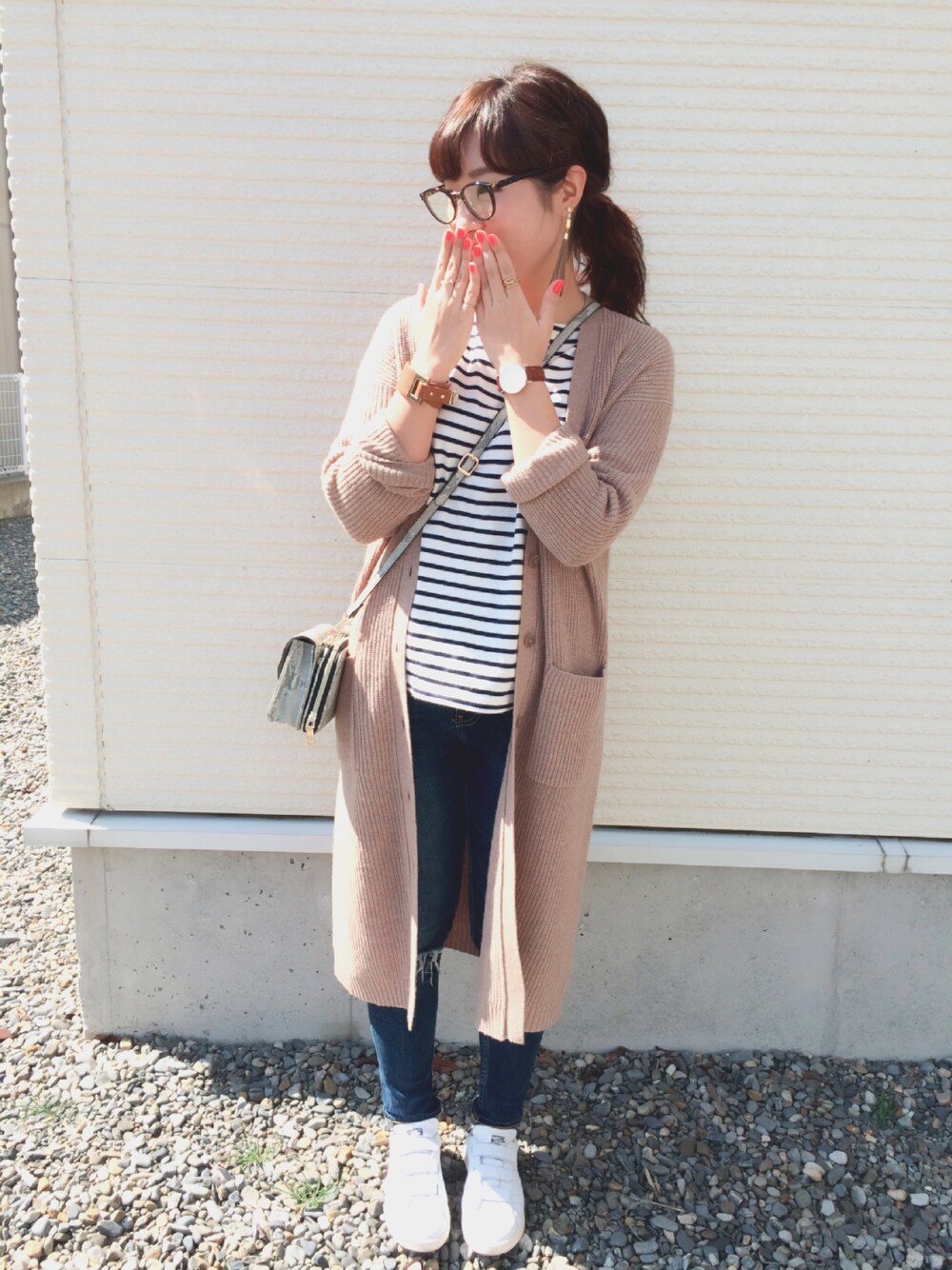 「デニム、春、ボーダー、大人カジュアル、UNIQLO、ロングカーディガン、スタンスミス、Daniel Wellington」｜「UNIQLOのアイテム（カーディガン/ボレロ、ブラウン系）」を使った、akaa*さん（レディース・159cm）の春コーディネートの1枚目の写真