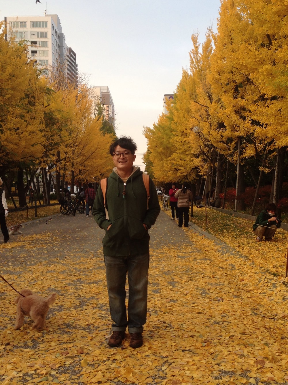 「中島公園、イチョウ並木」｜「GOHEMPのアイテム（Tシャツ/カットソー、ベージュ系）」を使った、かみさん（メンズ・162cm）の秋コーディネートの1枚目の写真