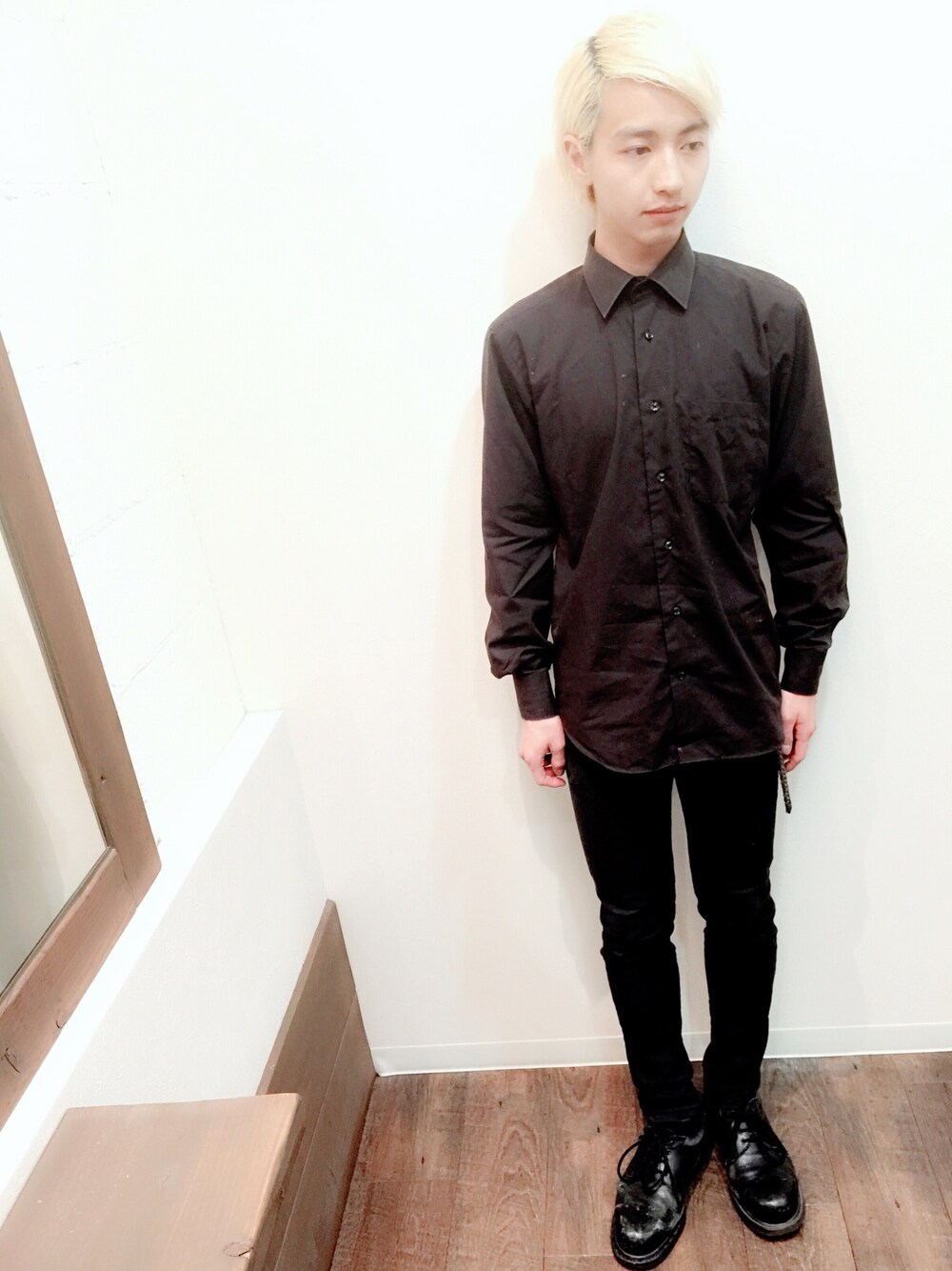 「ブラックコーデ、ブラック、ブーツ、ドクターマーチン、チープマンデー、クロスキニー、スキニー」｜「CHEAP MONDAYのCHEAP MONDAY Casual pants（その他パンツ、ブラック系）」を使った、ミヤギ ケンタさん（メンズ・169cm）の夏コーディネートの1枚目の写真