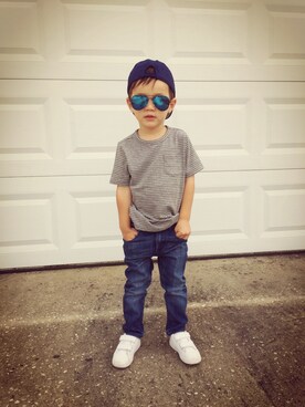 「OLD NAVY（オールドネイビー）のアイテム（Tシャツ/カットソー、グレー系）」を使った、混血儿BBさん（キッズ・104cm）の春コーディネート