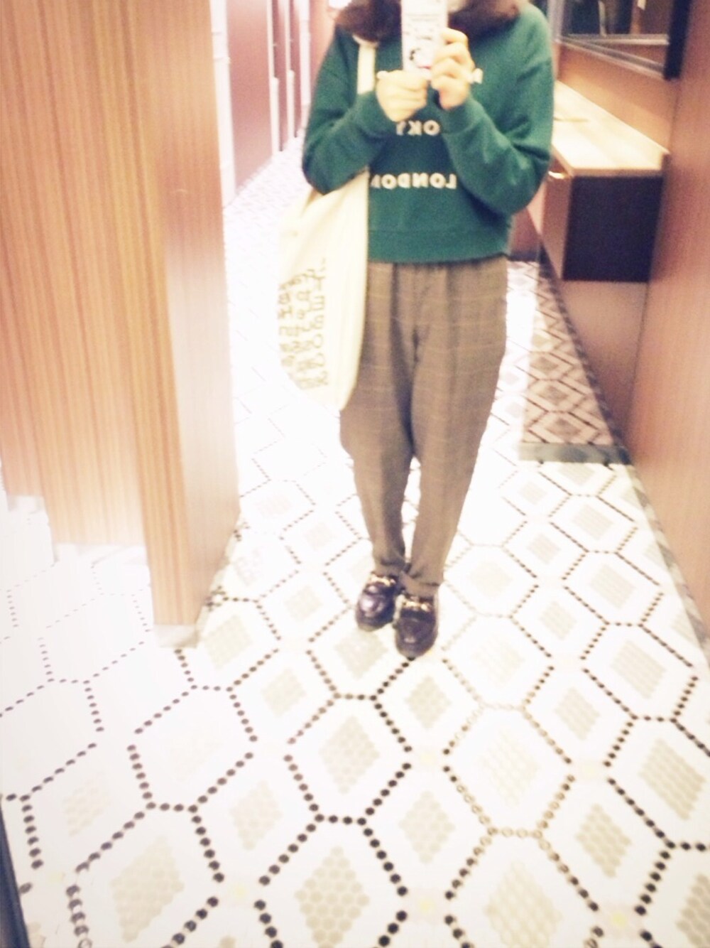 「Kastane、American Apparel、who's who chico、古着」｜「Chicoのアイテム（スウェット、グリーン系）」を使った、merryさん（レディース・155cm）の秋コーディネートの1枚目の写真