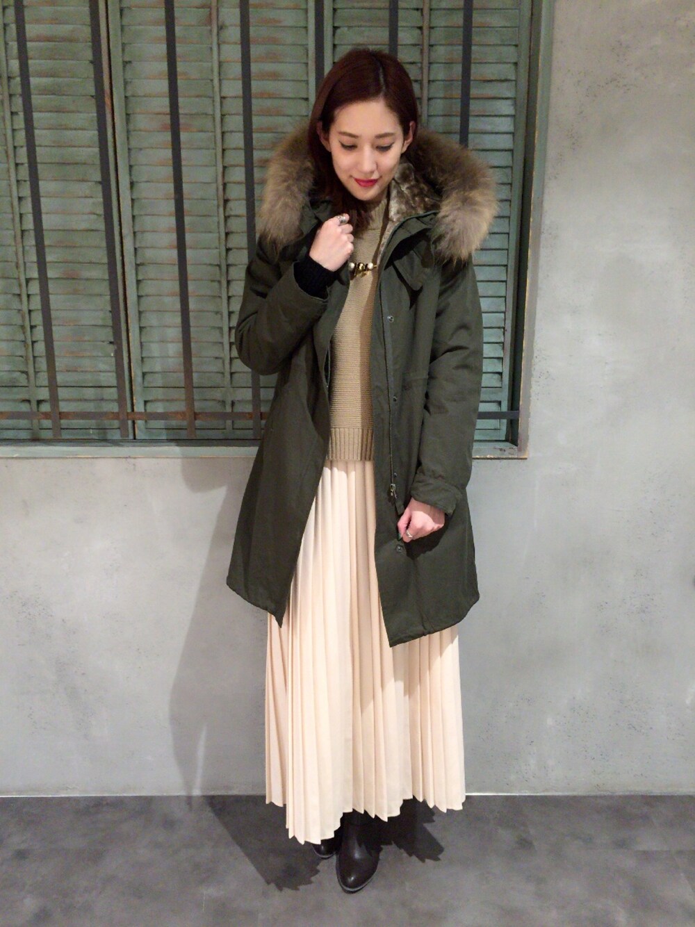 「ミモレ丈スカート、カーキ×ベージュ、モッズコート、ファー、冬、アウター、HARELADIES」｜「HAREのフトヒールショートブーツ(HARE)（ブーツ、ブラウン系）」を使った、OGATAさん（レディース・164cm）の冬コーディネートの1枚目の写真