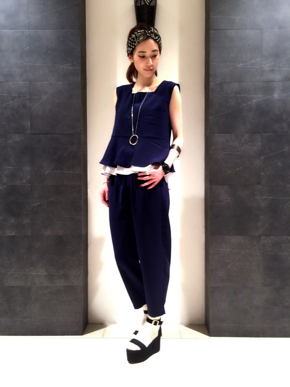 「シンプル、大人コーデ、fashion、セットアップ、オケージョン、キレイめ、厚底サンダル、HARE、HARELADIES」｜「HAREのアツゾコストラップサンダル(HARE)（サンダル、ブラック系）」を使った、OGATAさん（レディース・164cm）の春コーディネートの1枚目の写真