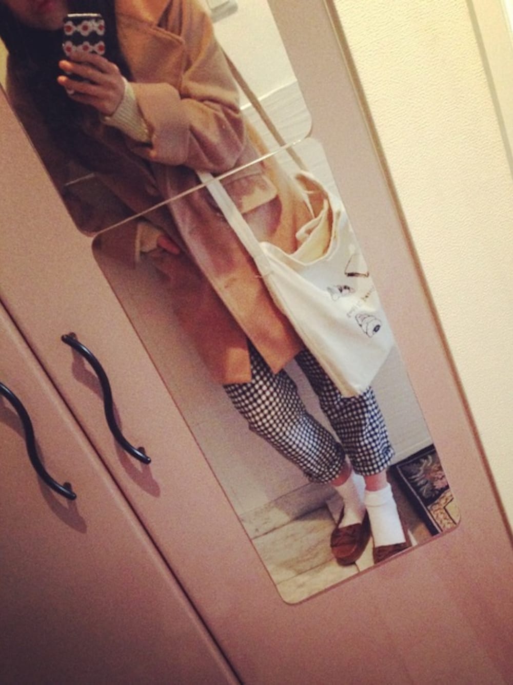 ホワイト系のショルダーバッグ、ブラウン系のモカシン/デッキシューズ、ブラック系のその他パンツを着用したレディースの冬コーディネートの1枚目の写真