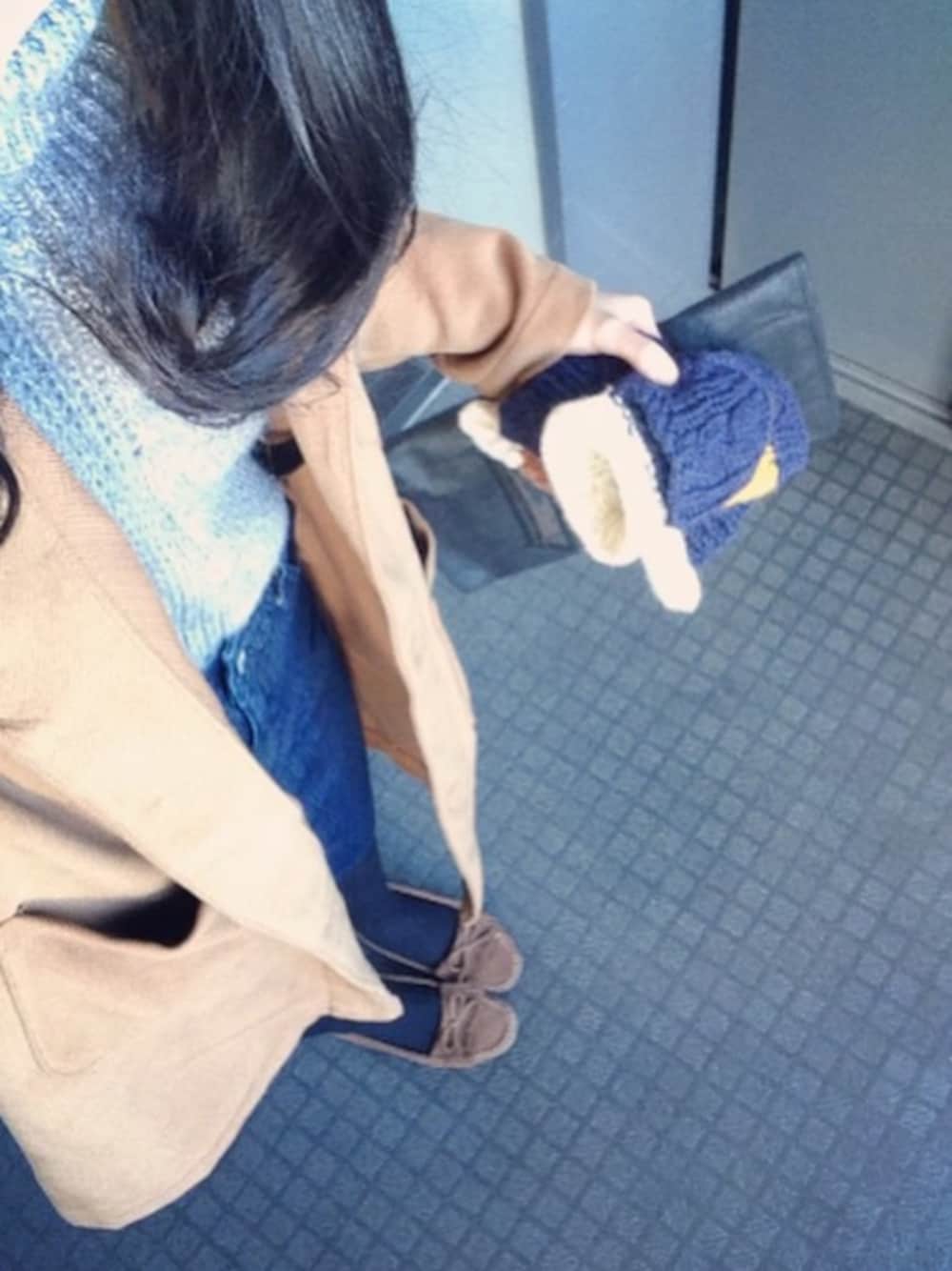 グレー系のニット/セーター、ブラウン系のモカシン/デッキシューズ、その他のその他を着用したレディースの冬コーディネートの1枚目の写真