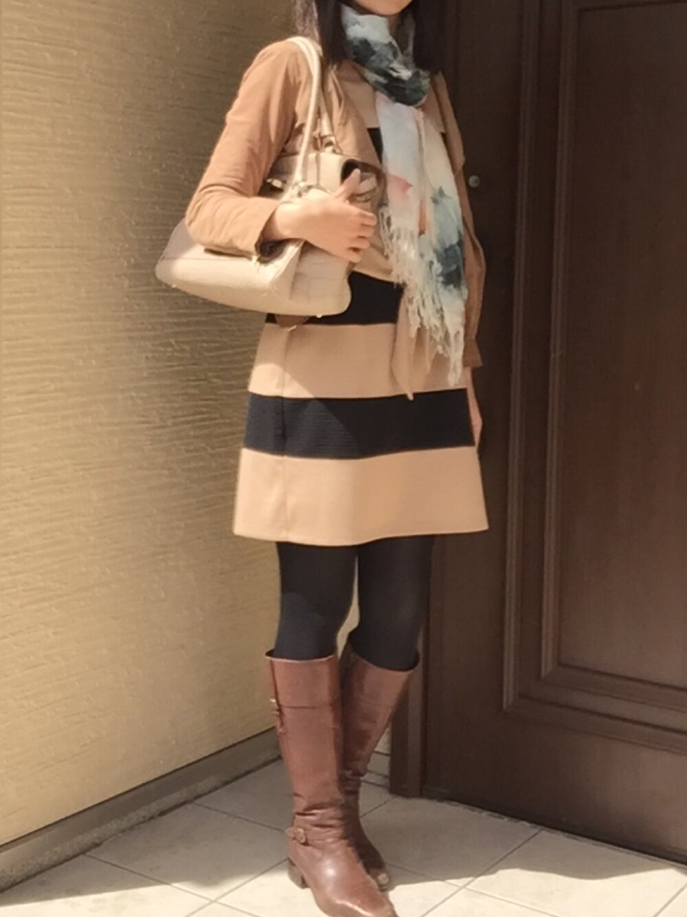 「ランチ、ベージュ」｜「Max Maraのアイテム（ショルダーバッグ、ベージュ系）」を使った、keep bleeding blueさん（レディース・170cm）の春コーディネートの1枚目の写真