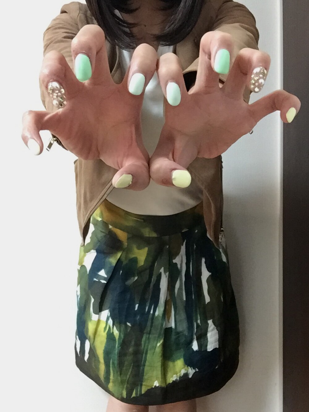 「ネイル、maxmara」｜「Banana Republicのアイテム（Tシャツ/カットソー、ホワイト系）」を使った、keep bleeding blueさん（レディース・170cm）の春コーディネートの1枚目の写真