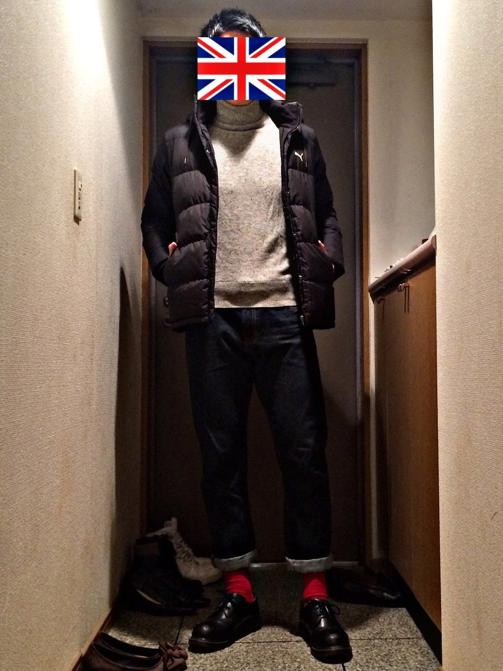 ブラック系のブーツ、ブラック系のその他パンツ、グレー系のニット/セーターを着用したメンズの秋コーディネートの1枚目の写真