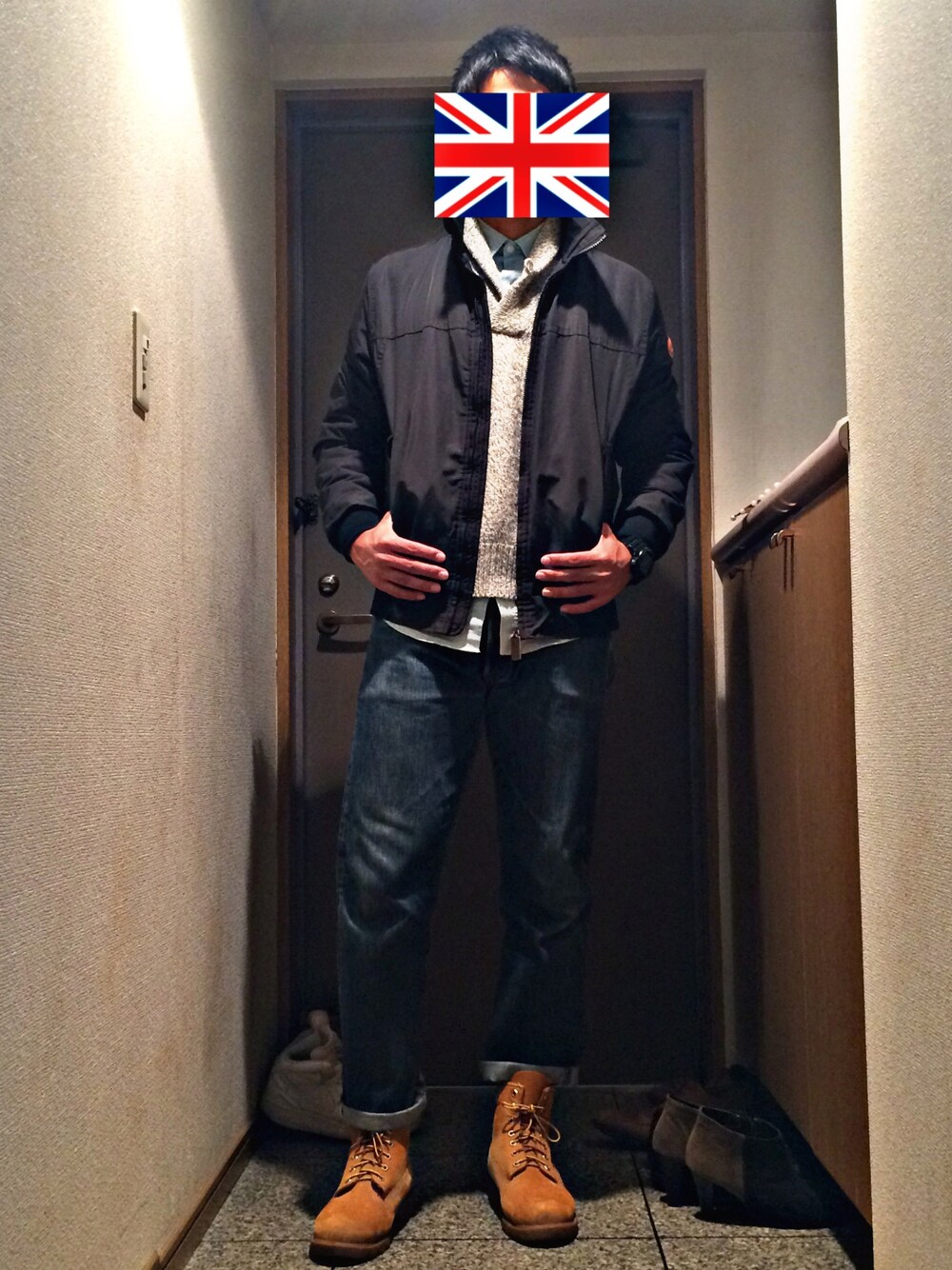 オレンジ系のブーツ、ブルー系のデニムパンツ、ホワイト系のニット/セーターを着用したメンズの秋コーディネートの1枚目の写真