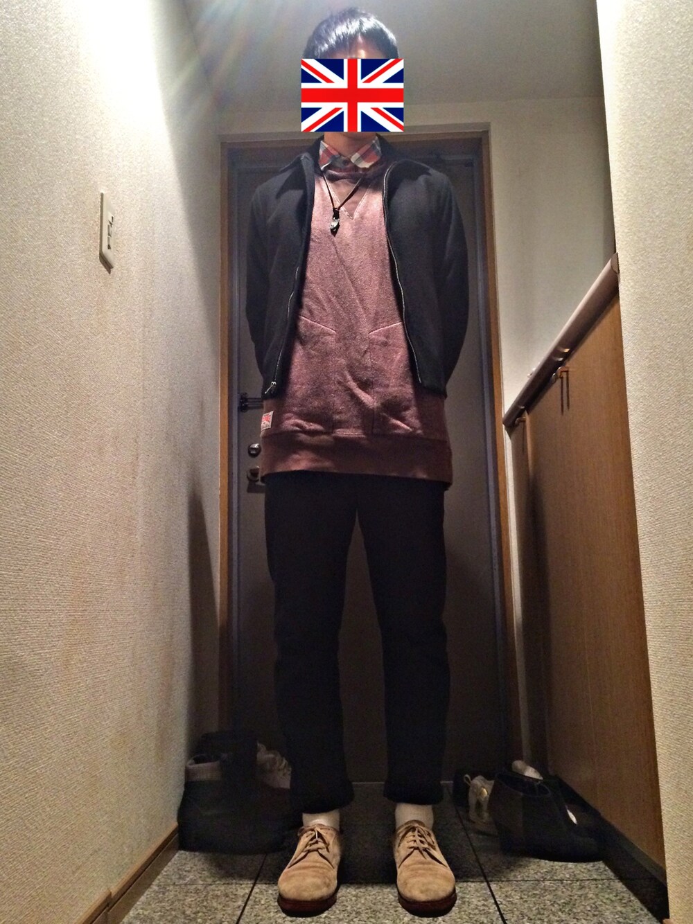 ベージュ系のブーツ、ブラック系のその他パンツ、ブラウン系のニット/セーターを着用したメンズの冬コーディネートの1枚目の写真