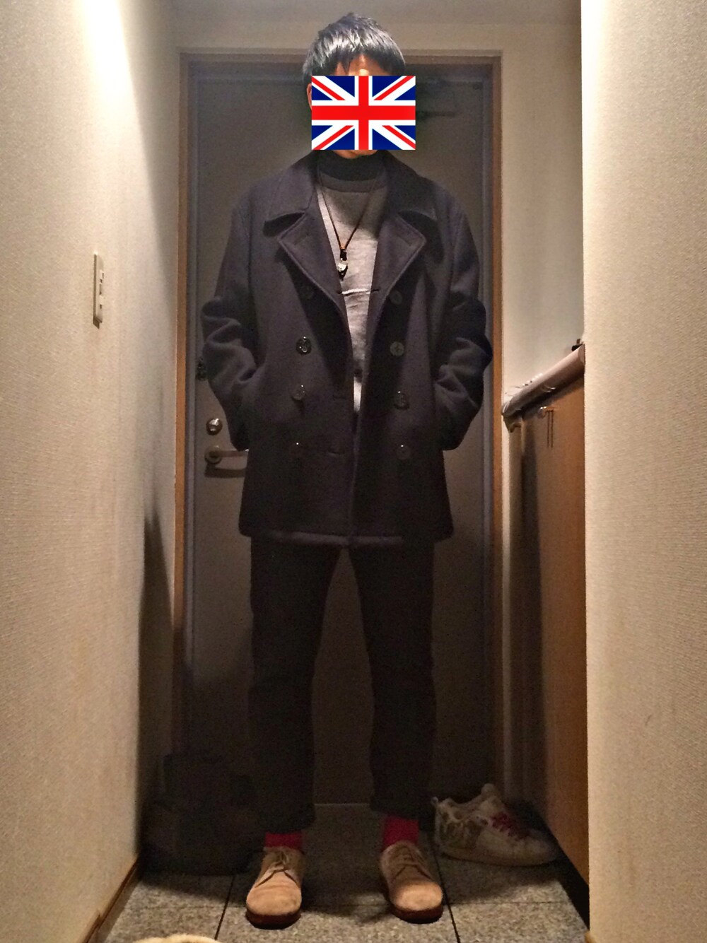 ベージュ系のブーツ、ブラック系のその他パンツ、ブラック系のスウェットを着用したメンズの冬コーディネートの1枚目の写真