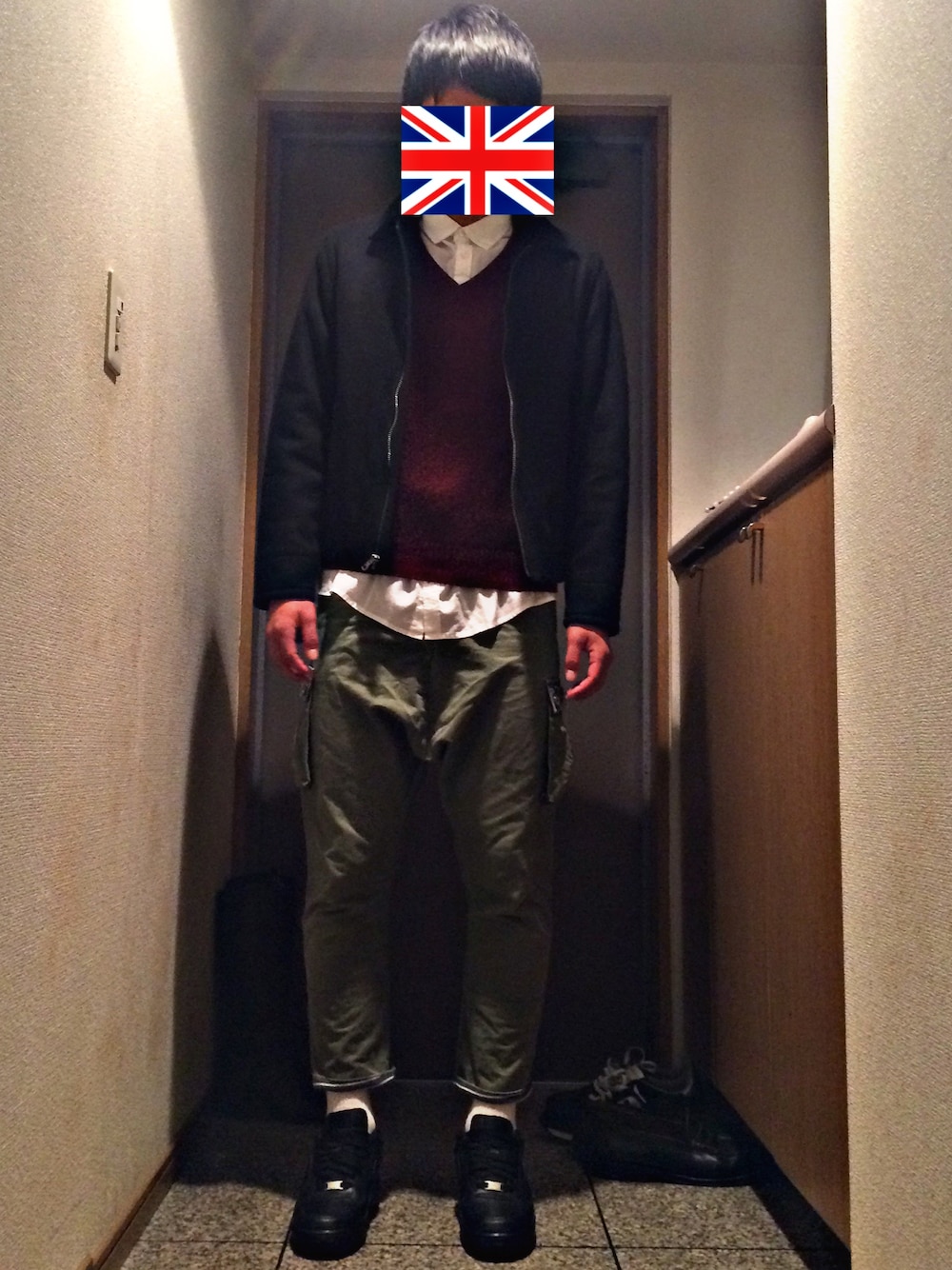 ブラック系のスニーカー、グリーン系のその他パンツ、ホワイト系のシャツ/ブラウスを着用したメンズの冬コーディネートの1枚目の写真