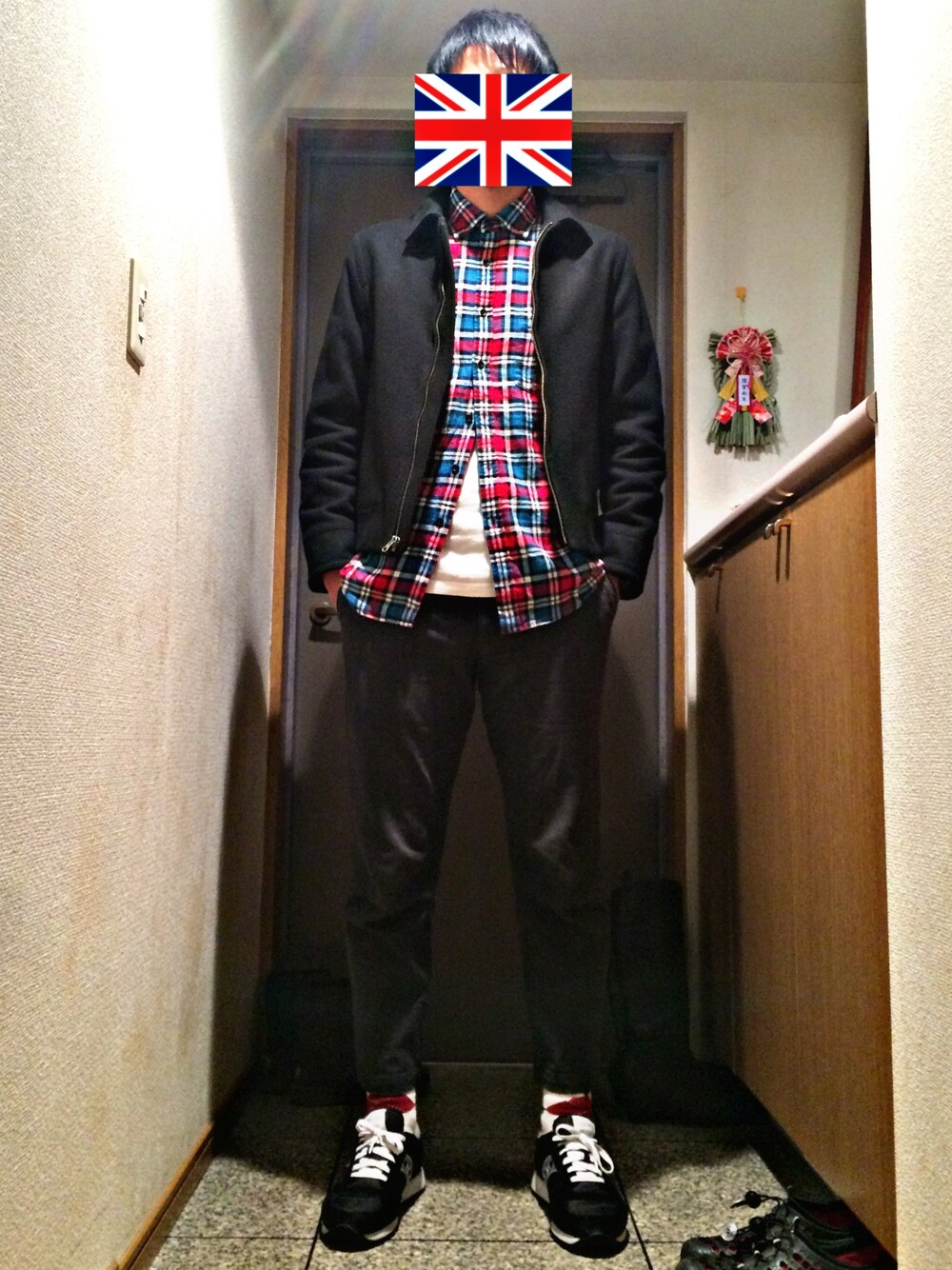 ブラック系のスニーカー、ブラック系のその他パンツ、ホワイト系のTシャツ/カットソーを着用したメンズの冬コーディネートの1枚目の写真