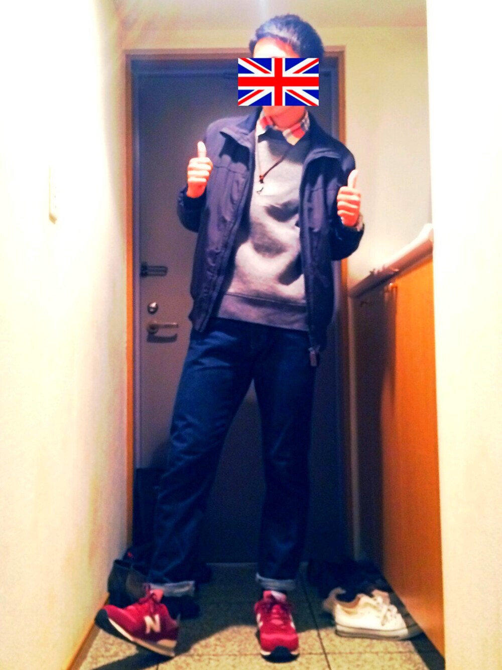 レッド系のスニーカー、ブラック系のその他パンツ、ブラック系のスウェットを着用したメンズの秋コーディネートの1枚目の写真