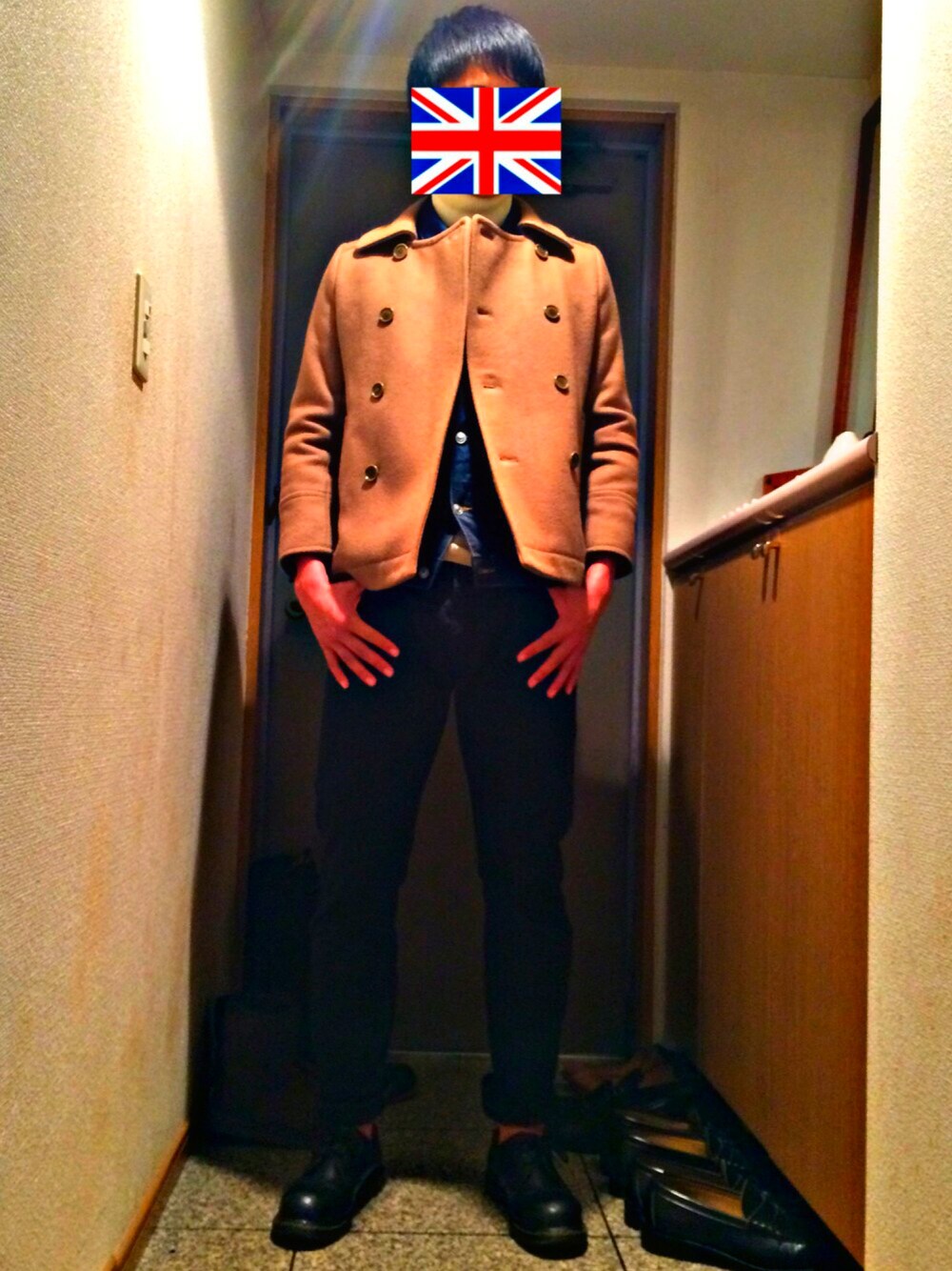 ブラック系のブーツ、ブラック系のその他パンツ、ホワイト系のニット/セーターを着用したメンズの冬コーディネートの1枚目の写真