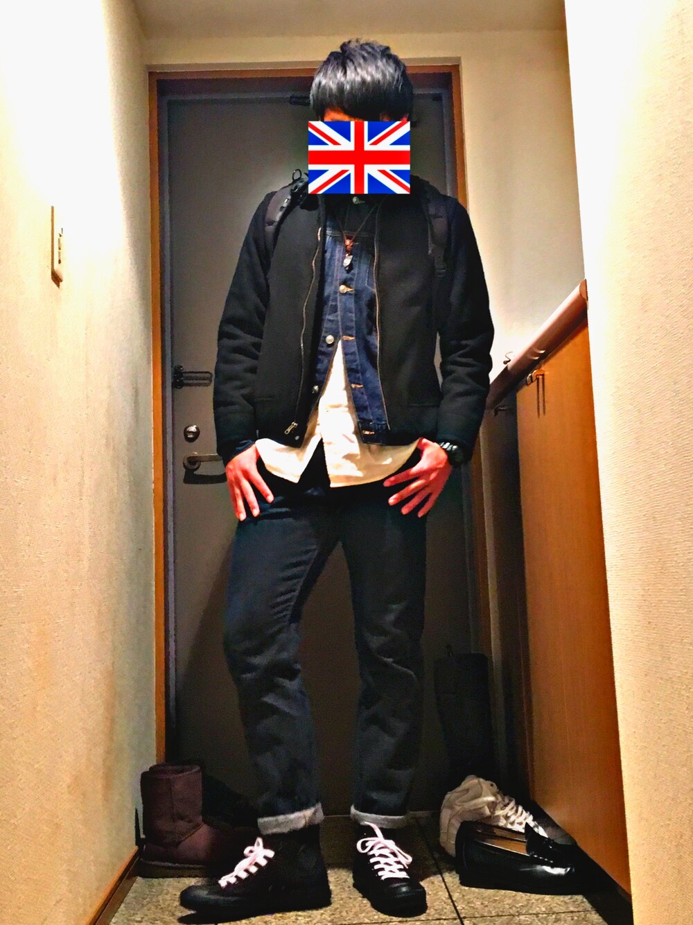 ブラック系のスニーカー、ブラック系のデニムパンツ、ホワイト系のシャツ/ブラウスを着用したメンズの冬コーディネートの1枚目の写真