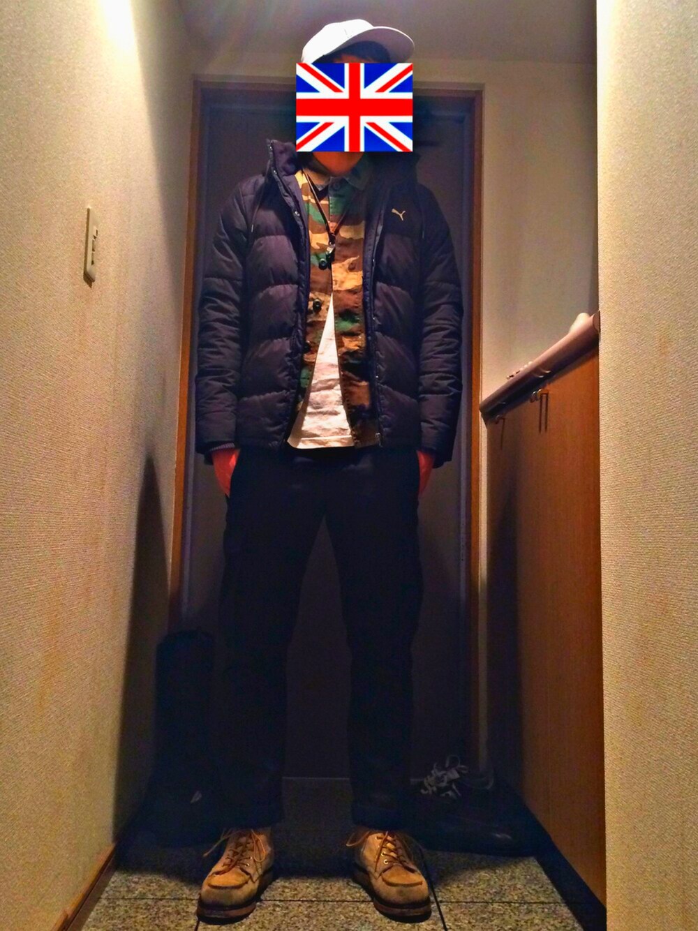 ベージュ系のブーツ、ブラック系のその他パンツ、グリーン系のシャツ/ブラウスを着用したメンズの冬コーディネートの1枚目の写真