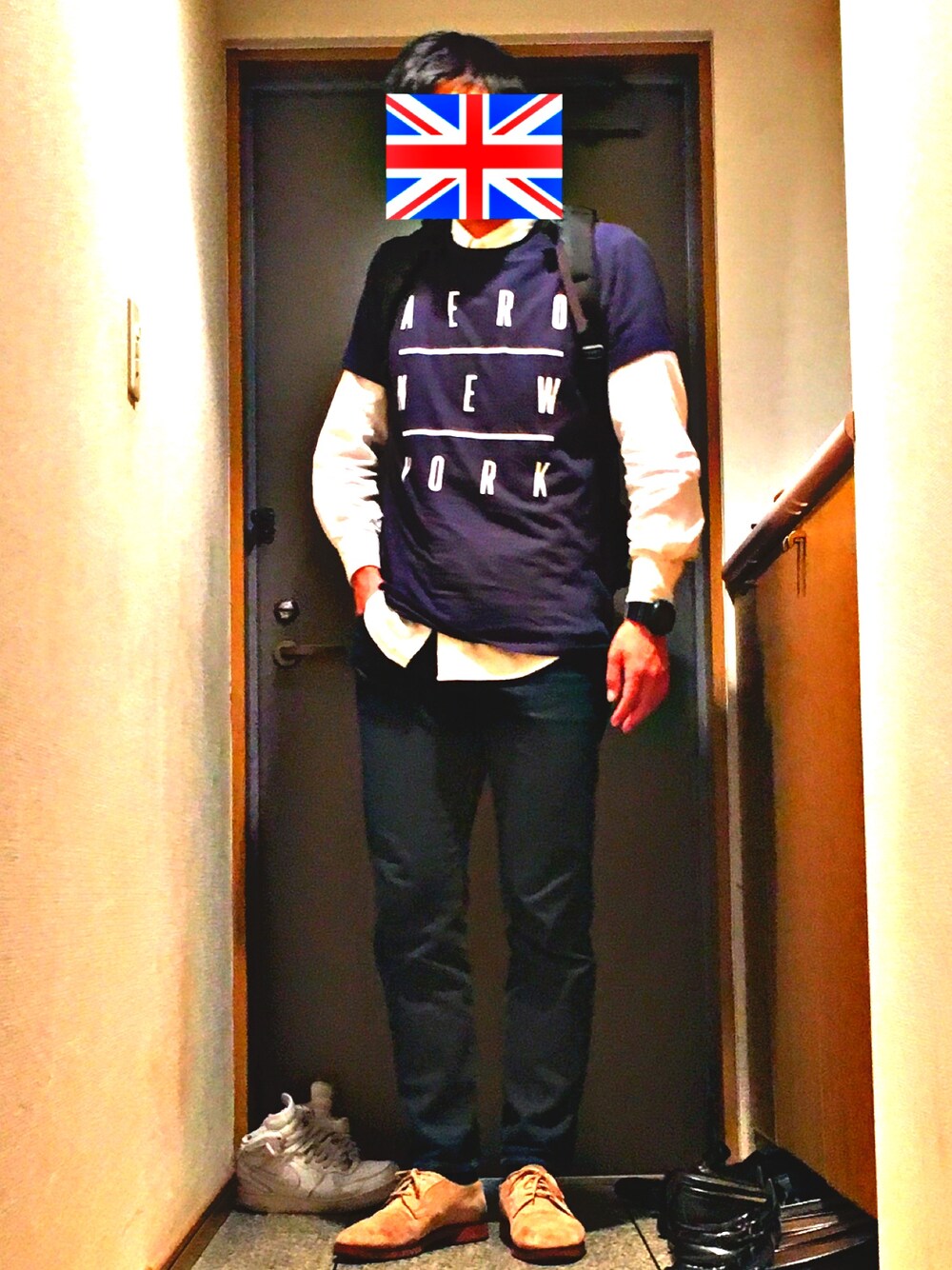 ベージュ系のブーツ、ブラック系のデニムパンツ、ホワイト系のシャツ/ブラウスを着用したメンズの春コーディネートの1枚目の写真