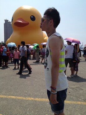 「Disney（ディズニー）のアイテム（タンクトップ、ホワイト系）」を使った、陳奇さん（メンズ・170cm）の夏コーディネート