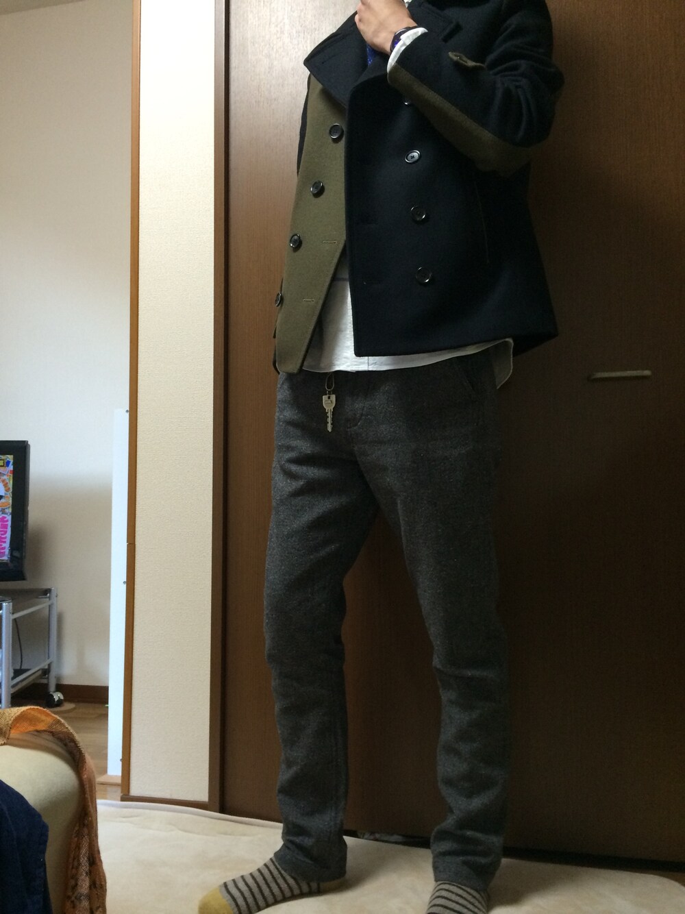 グリーン系のピーコート、ブルー系のネクタイ、グレー系のその他パンツを着用したメンズの秋コーディネートの1枚目の写真