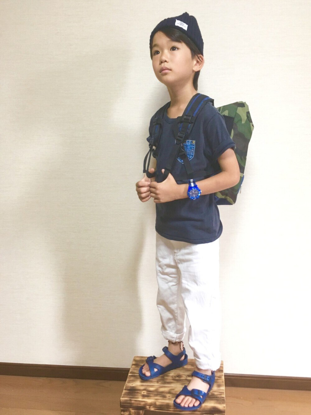 ブルー系のTシャツ/カットソー、その他のバックパック/リュック、ブルー系のサンダルを着用したキッズの夏コーディネートの1枚目の写真