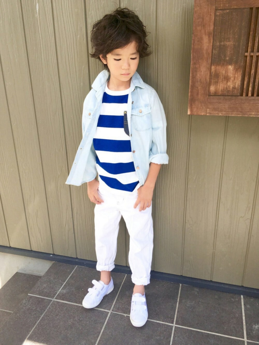 ブルー系のTシャツ/カットソー、ブルー系のシャツ/ブラウス、ホワイト系のその他パンツを着用したキッズの夏コーディネートの1枚目の写真