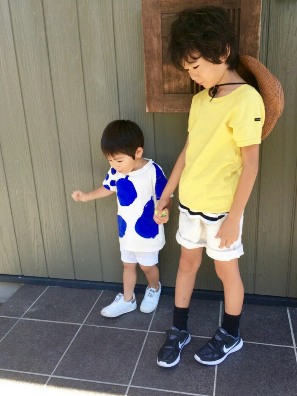 ブラック系のスニーカー、ホワイト系のその他パンツ、グレー系のスウェットを着用したキッズの夏コーディネートの1枚目の写真