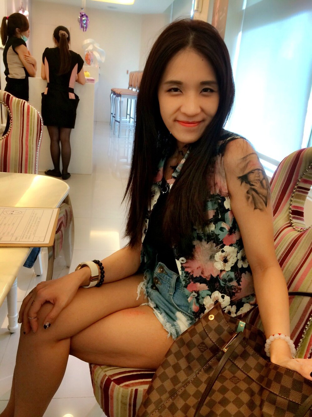 「Taiwan、Cute、beautiful people、baby、tattoo、ART、PrettyNice、taiwanese、Taichung」｜「LOUIS VUITTONの肩背包（ショルダーバッグ、ブラウン系）」を使った、白可豫さん（レディース・160cm）の夏コーディネートの1枚目の写真