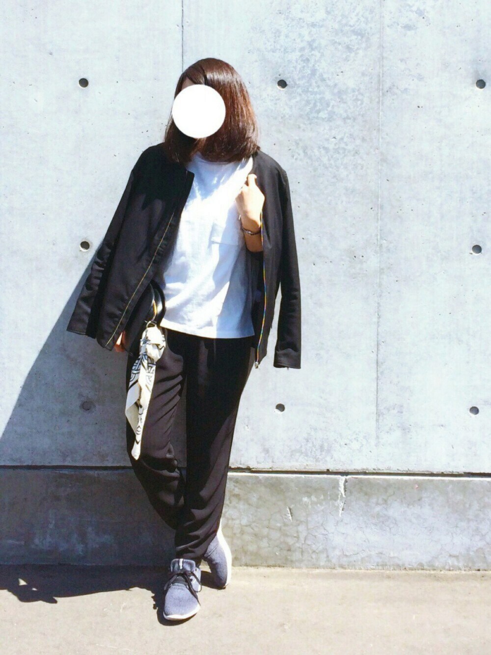 「スニーカー、ジョガーパンツ、ノーカラー、ポケットＴシャツ、白Tシャツ、reebok、スカーフ、クラッチバッグ、肩掛け、モノトーン」｜「HAREのTWノーカラーZIPブルゾン(HARE)（ブルゾン、ブラック系）」を使った、ニシマルさん（レディース・157cm）の夏コーディネートの1枚目の写真