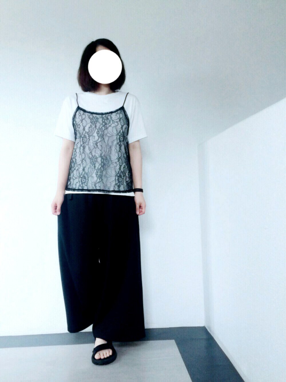 ブラック系のサロペット/オーバーオール、ホワイト系のTシャツ/カットソー、ブラック系のサンダルを着用したレディースの夏コーディネートの1枚目の写真