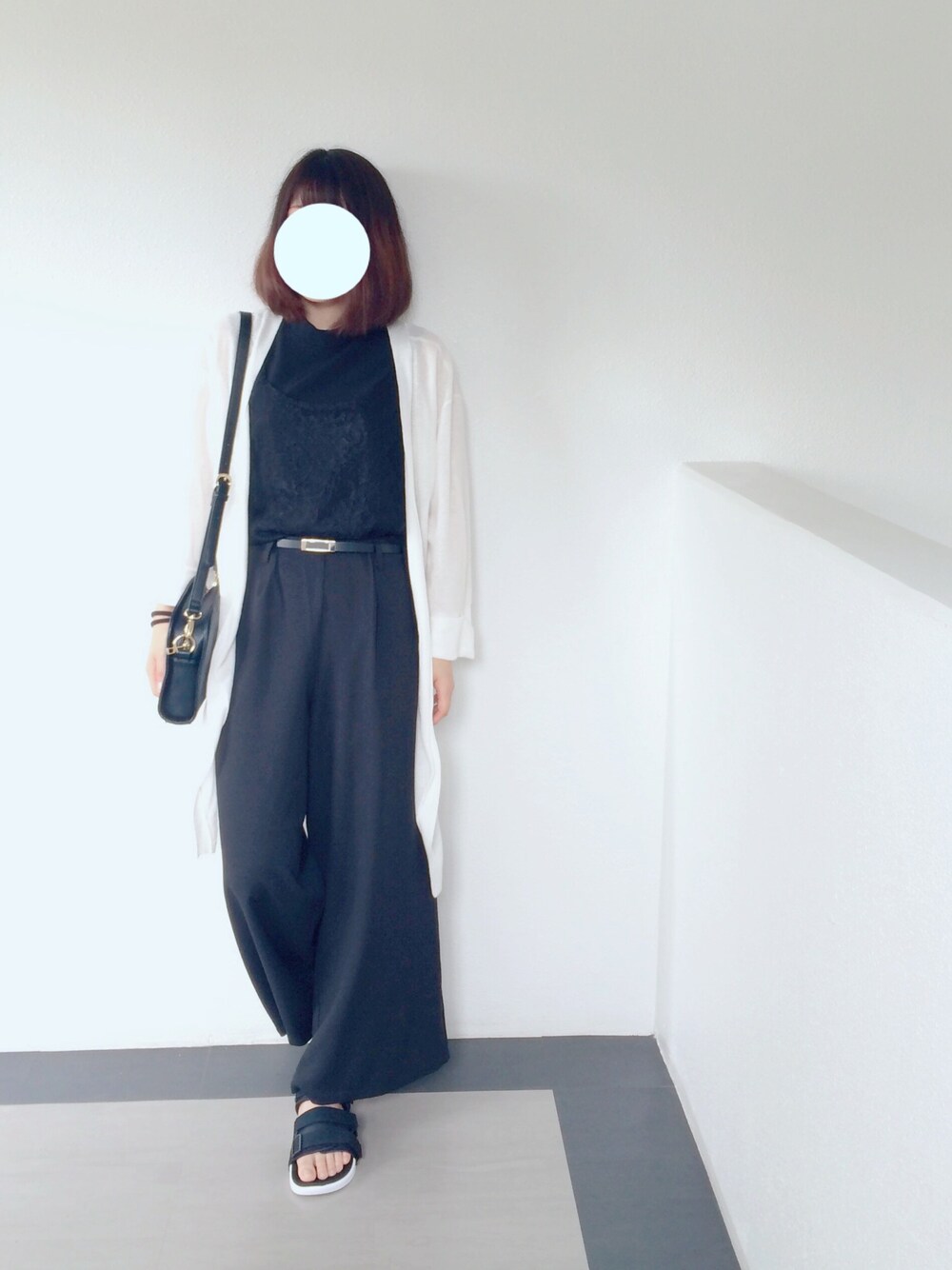 ブラック系のサロペット/オーバーオール、ホワイト系のカーディガン/ボレロ、ブラック系のタンクトップを着用したレディースの夏コーディネートの1枚目の写真