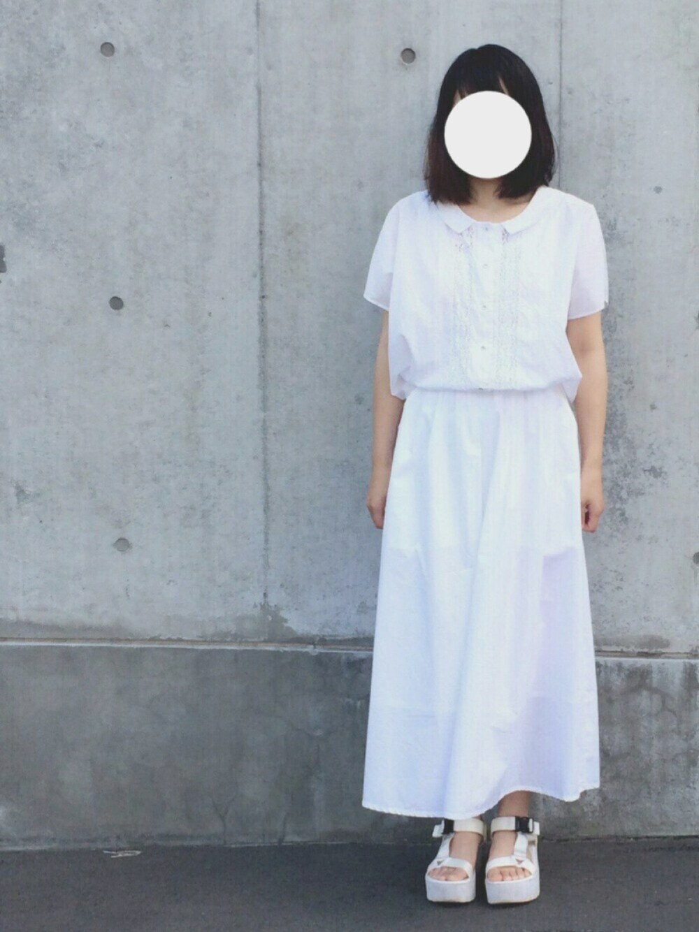 「オールホワイト、スポーツサンダル、半袖シャツ、スカート、タックイン、white、プール、ご近所コーデ、シンプル、厚底サンダル」｜「WHO'S WHO galleryの【WEB限定アイテム】パイピングマキシスカート（スカート、ホワイト系）」を使った、ニシマルさん（レディース・157cm）の夏コーディネートの1枚目の写真